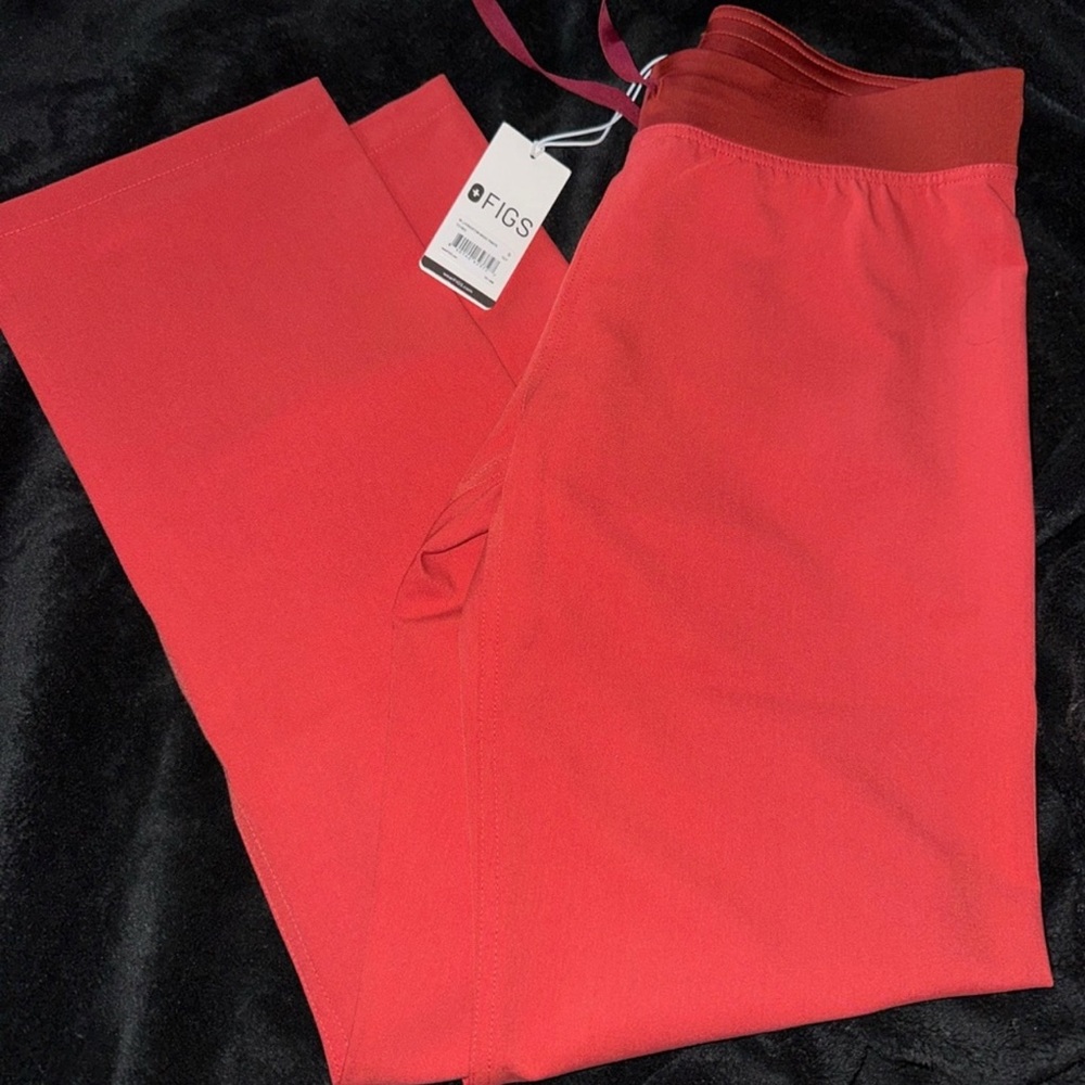 Small new with tags Livingston scrub pants in color clay